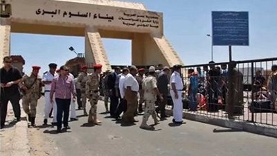 ذهاب وعودة 860 مصريا وليبيا و260 شاحنة عبر منفذ السلوم البرى