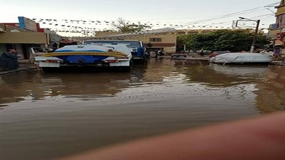صور| انقطاع المياه بقرية الكشح بسبب كسر بالخط والدفع بـ6 سيارات لشفط المياه في سوهاج