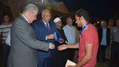 شهر رمضان 2018.. صور| محافظ الوادي الجديد يكرم فريق أولمبياد الخاص