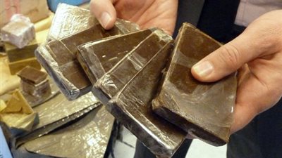 ضبط عاطل بحوزته 4 كيلو حشيش بشبين القناطر 