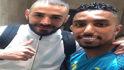 سالم الدوسري يلتقط صور تذكارية مع 