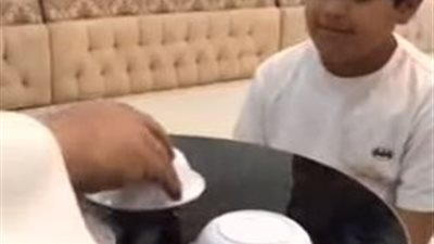 شاهد| رد فعل طفل لحظة خدعه والده بحيلة ماكرة