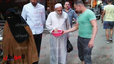 صور| مواطنون يتسابقون على إفطار الصائمين بـ