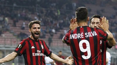 ميلان يسحق فيورنتينا بخماسية ويحجز مقعده في الدوري الأوروبي