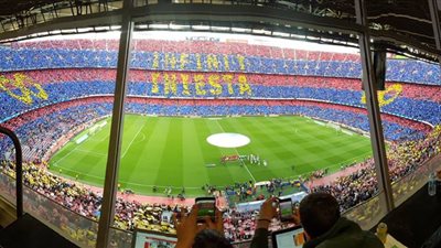 صور| جماهير برشلونة تودع إنييستا