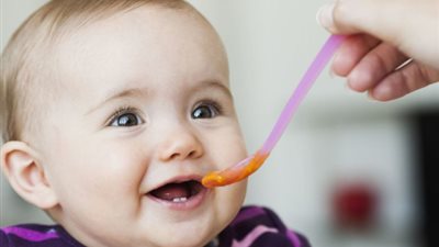 أبحاث: معظم الأمهات يعطون أطفالهم الأغذية التكميلية في وقت مبكر جدًا 