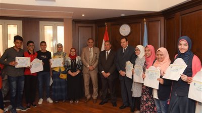 محافظ الإسكندرية يكرم الـ10 الأوائل على الشهادة الإعدادية 2018