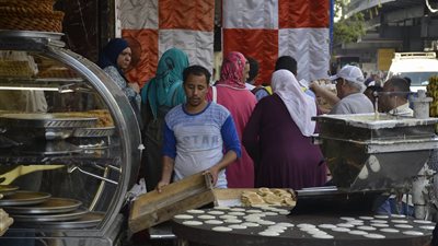 صور| إقبال كثيف على محال الحلويات.. والمواطنون: رمضان شهر 
