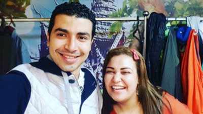 محمد أنور مداعبًا 
