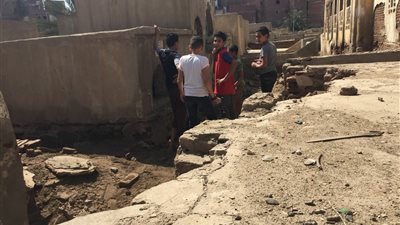 أطفال تلعب بعظام الموتى.. وأهالى دكرنس تطالب بإزالة المقابر المهجورة (صور) 