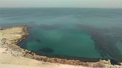 صورة| بحر إسكندرية يبدو كماء الأمازون من روعة صفاءه