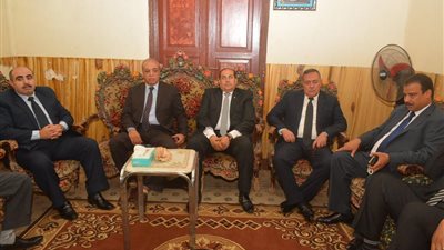 صور| محافظ سوهاج يؤدي واجب العزاء لـ