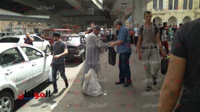 صور| الصائمون في ميدان رمسيس يواجهون الشمس الحارقة