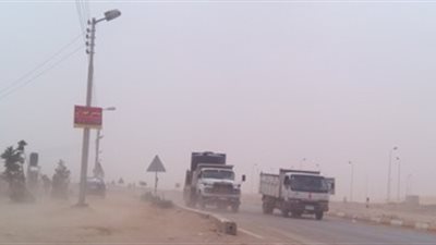 عاصفة ترابية تحجب الرؤية بـ