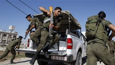 عاجل|عناصر الشرطة الفلسطينية تنتشر عند حاجز قلنديًا لتنظيم دخول الفلسطينيين