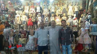 فيديو| صاحب محل يوزع ملابس بـ المجان علي الأيتام والفقراء بـ شبين القناطر