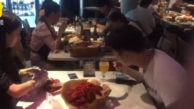 فيديو| مطعم صيني يبتكر وظيفة غريبة على الإطلاق
