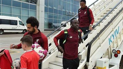فيديو| طفل يتجاهل نجوم ليفربول ويهدي محمد صلاح باقة من 