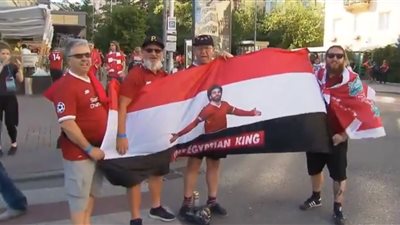 جماهير ليفربول ترفع العلم المصري في محيط ملعب أولمبيكو قبل نهائي دوري أبطال أوروبا