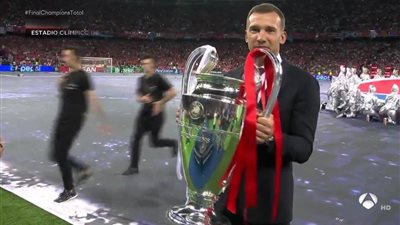 شيفتشينكو يحمل كأس بطولة أوروبا قبل النهائي
