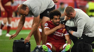 رونالدو يواسي صلاح بعد إصابته الخطيرة 