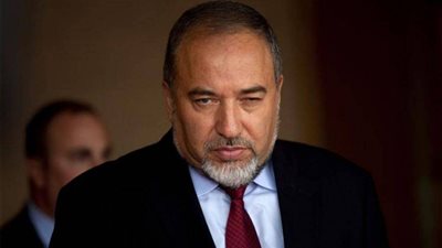 وزير الدفاع الإسرائيلي يشمت في إصابة صلاح .. ونشطاء يردون