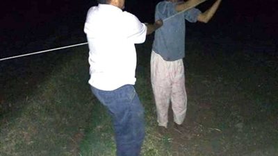 صور| توصيل اسلاك كهرباء لـ 16 عامود إنارة بعد سقوطها بـ