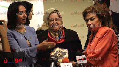 صور| المجلس القومي للمرأة يكرم مرفت التلاوي ويمنحها درعه