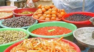ضبط 3 طن مخللات وجبن فاسد بـ 