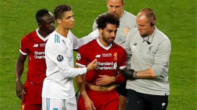أبو تريكة عقب إصابة صلاح: هو نسر العلم المصري