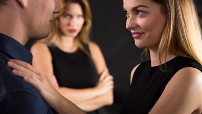شاهد| تعليق الفتيات على سؤال.. لماذا تفضل النساء الرجل المرتبط؟