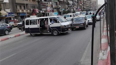 شاهد.. سائق ميكروباص يغلق شارع البحر في الغربية والأهالي تستغيث