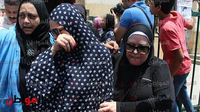 صور| انهيار فنانة أثناء وداع سمراء النيل مديحة يسري 
