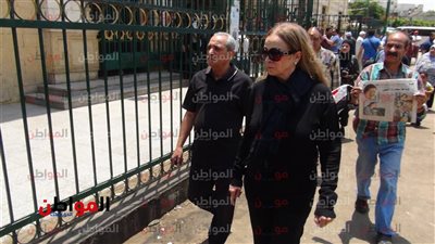 صور| حضور  إلهام شاهين ونجلاء فتحي تشييع جثمان رفيقة الدرب مديحة يسري
