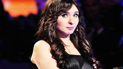 دينا تقدم العزاء في وفاة مديحة يسري