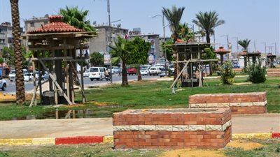 صور| عمل مجسم للرئيس السادات بميدان الترعة بـ 