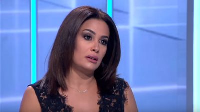 هند صبري تقدم العزاء في وفاة مديحة يسري