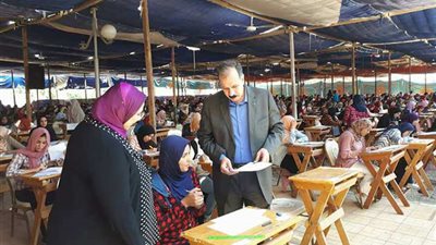 رئيس جامعة الزقازيق يتفقد أعمال الامتحانات بكلية التربية الرياضية بنات