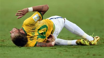 الفراعنة في كأس العالم| نيمار يثير المخاوف من تجدد الإصابة في البرازيل في