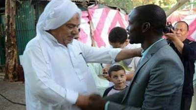 أستاذ أزهري يقيم حفل إفطار لـ