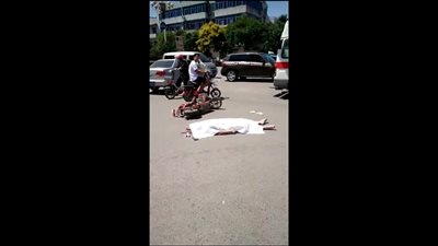 شاهد| لحظة وفاة سائق دراجة نارية بطريقة مروعة