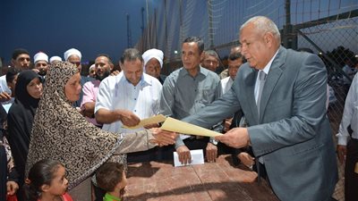 صور| محافظ الوادي الجديد يسلم شهادات امان المجانية للحالات الأولى بالرعاية بـ