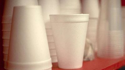 الصحة العالمية تحذر من استعمال الأكواب البلاستيكية.. والسبب 