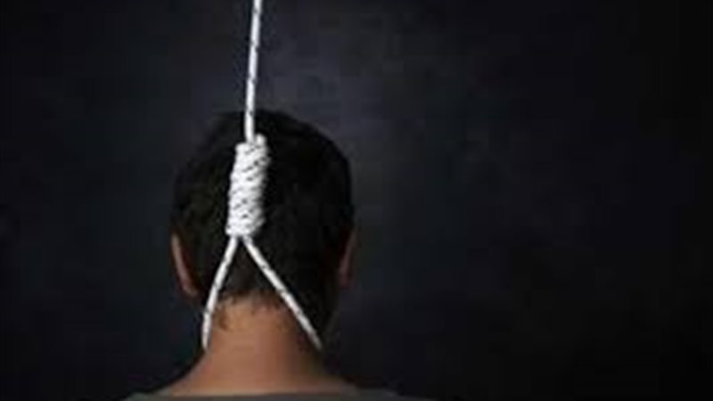 عامل يشنق نفسه 