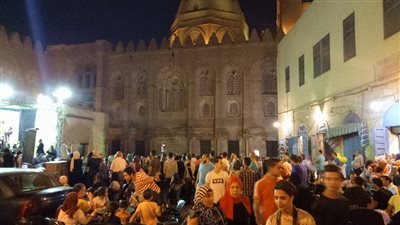 فيديو وصور| لقطات من الليلة المحمدية في شارع المعز