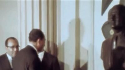 إنحناء السادات لـ 