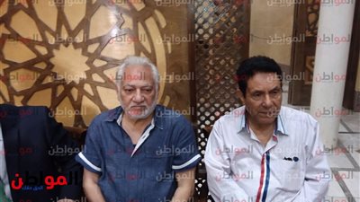 صور| سامح السريطي يصل عزاء مديحة يسري