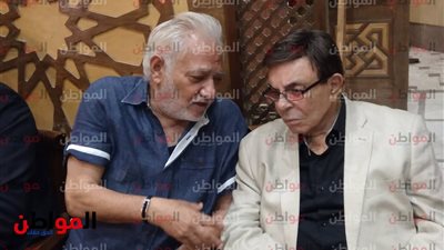 صور| سمير صبري يصل عزاء مديحة يسري