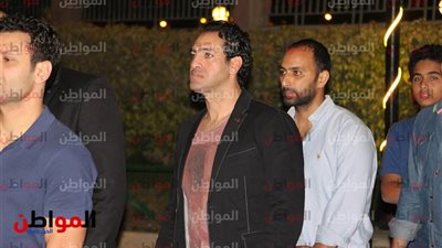 صور| أمير عبد الحميد في عزاء نجل محمد فضل