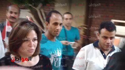 صور| إلهام شاهين تقدم واجب العزاء في وفاة مديحة يسري